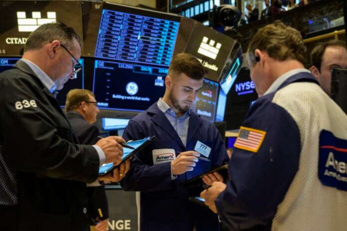 The U.S. stock market dipped on December 29, while oil prices fell over 10% throughout the year due to concerns about excess supply.
