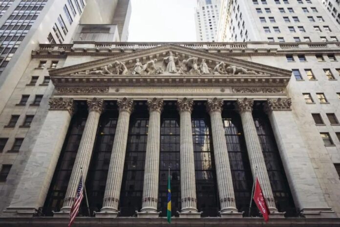 To navigate the easing trend of Federal Reserve, consider boosting short-term debt exposure while keeping yields above 4%.