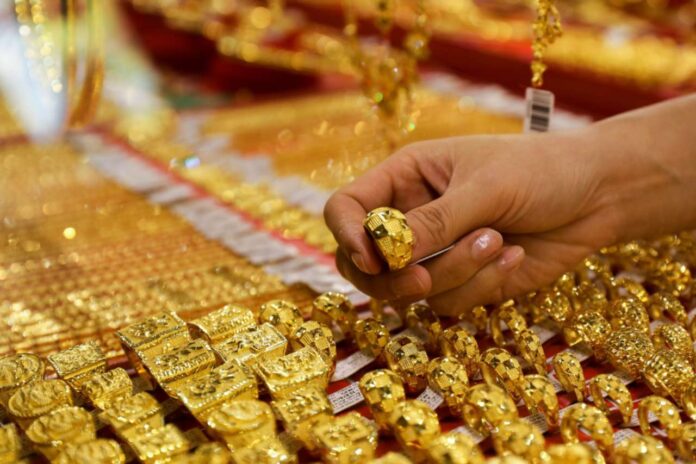 Spot gold stabilized at $2,029.30 per ounce, while gold futures expiring in February held steady at $2,034.65 per ounce.