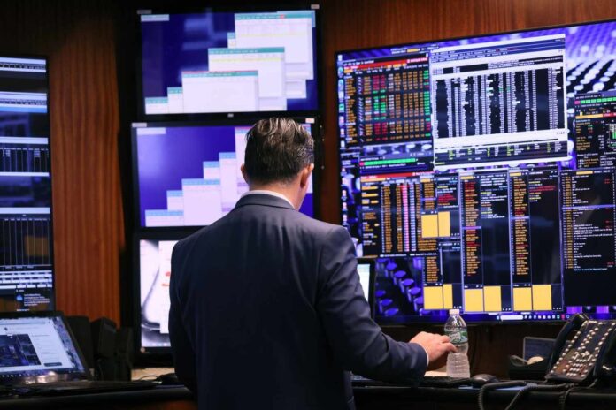 The surge in crude oil prices, exceeding 3%, was also influenced by the optimistic outlook for the US economy.