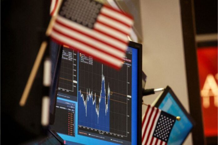 The US stock market showed an increase in the trading session on Friday (2/2), as both the S&P 500 and Dow Jones established new records.