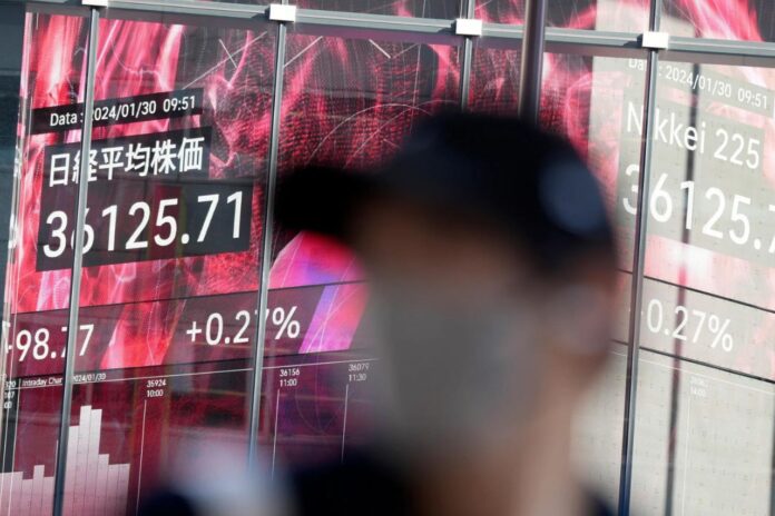 Despite Wall Street reaching record highs on Friday, regional markets largely disregarded the positive momentum. U.S. stock futures showed minimal movement in Asian trading on Monday, as caution prevailed in anticipation of Federal Reserve Chair Jerome Powell's testimony and crucial nonfarm payrolls data this week.