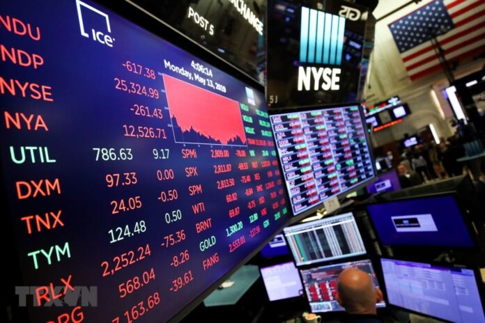 On Friday, US stocks saw a significant decline, primarily driven by a technology sell-off. The Nasdaq closed more than 1% lower, retracting from its earlier all-time high. The downturn was exacerbated by a 5.5% drop in Nvidia shares.